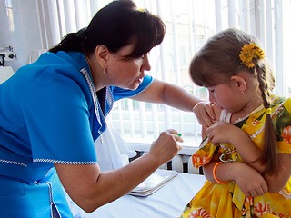Более 200 детей пострадало от прививки от клещевого энцефалита