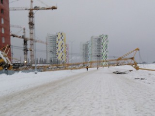 На стройке в Березниках упал кран