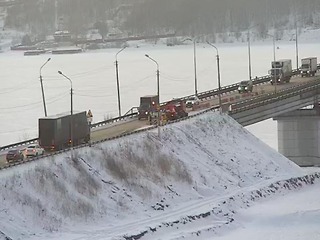 Покрытие на Чусовском мосту отремонтировано, но водители все равно стоят в пробках