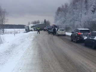 На трассе периодически происходят ДТП с большегрузами