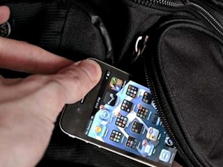 Похитил сотовый телефон, а также планшет и скрылся