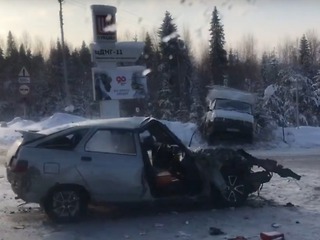 ВАЗ врезался в два грузовых автомобиля