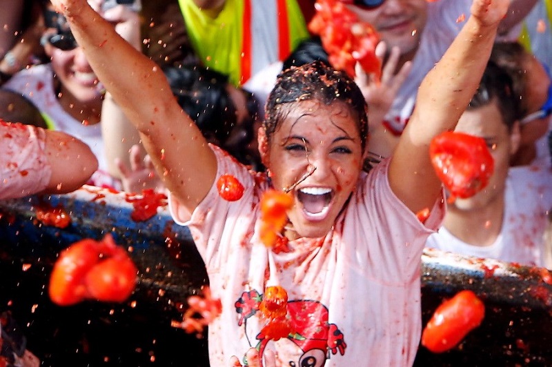 La Tomatina (побоище помидорами)