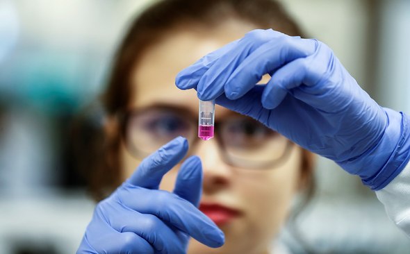 AstraZeneca протестирует свою вакцину вместе с российской "Спутник V"