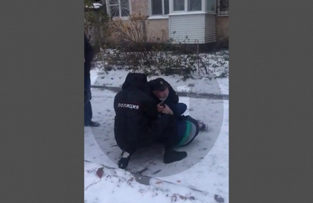 Правоохранители грубо скрутили антимасочника на глазах дочери в Пермском крае 