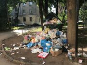 Мусор во дворах: с мусорной реформой явно что-то не то