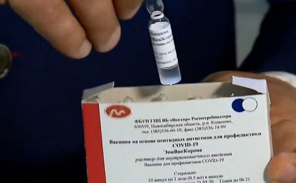 Власти объявили, сколько жителей Петербурга получат вакцину в первую очередь