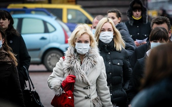 Врачи не рекомендуют россиянам носить маску на улице в холодную погоду