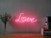 Неоновая вывеска: яркий элемент декора, который неизбежно притягивает к себе внимание