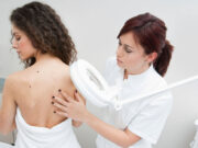 Когда нужно записаться на консультацию к дерматологу?