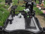 Красивые гранитные памятники на кладбище