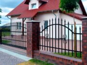 Достоинства и недостатки металлических заборов