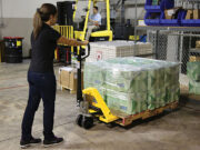 Как пользоваться гидравлической тележкой?