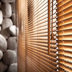 Деревянные жалюзи: виды и преимущества