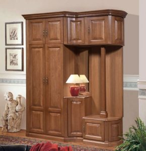 Прихожие из массива дерева: особенности и преимущества