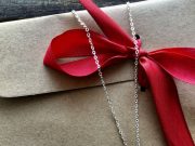 Как выбрать украшение в подарок женщине?