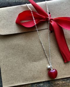 Как выбрать украшение в подарок женщине?