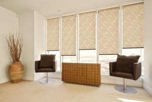 Рулонные шторы: особенности выбора и преимущества использования