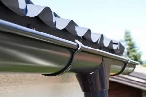 Металлическая водосточная система: особенности и преимущества