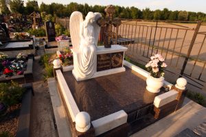 Благоустройство могил: как выбрать памятник