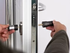 Как выбрать службу по замене дверного замка