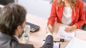 Какой доход должен быть чтобы взять кредитную карту 50000 рублей?