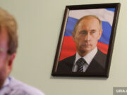 Пермские слухи: портрет Путина заворожил чиновницу
