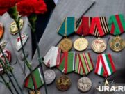 В бараке, без материалов и специалистов