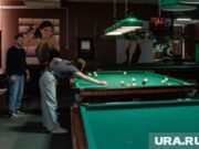 «Всю жизнь била кием неправильно»: пермячка проверила, можно ли научиться играть в бильярд за час. Видео