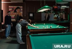 «Всю жизнь била кием неправильно»: пермячка проверила, можно ли научиться играть в бильярд за час. Видео