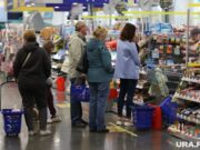 Дешевый доллар и торговые войны США ударят по карману россиян