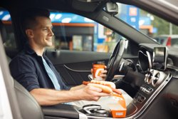 Эксперты рассказали, где россияне чаще покупают кофе на АЗС