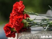 Пермяки несут цветы к забору, на котором трагически погибла 18-летняя девушка. Фото, видео