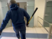 К главреду URA.RU применили силу во время обысков. Видео