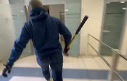 К главреду URA.RU применили силу во время обысков. Видео