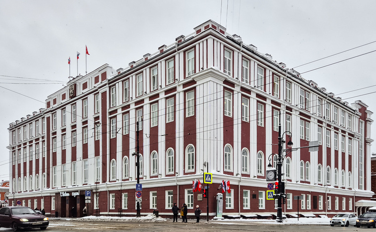 Построили ротонды, завезли деликатесы и познакомили с роботом