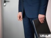 Кандидат в пермские губернаторы взялся за иголку с ниткой в избиркоме. Видео