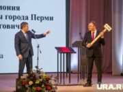 Обматерил полицейских, присягнул с кувалдой и вытер ноги о флаг США: яркие кадры пермской политики