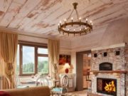 Интерьер гостинной в загородном доме