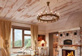 Интерьер гостинной в загородном доме